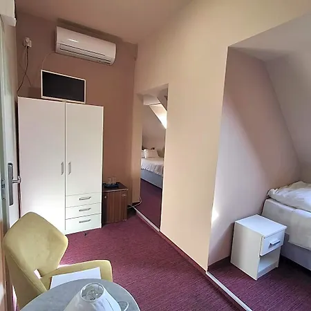 Unicornis Hotel Eger